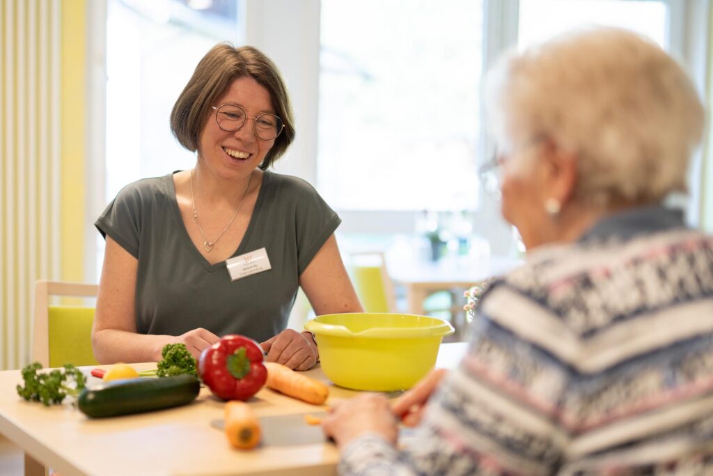 Patientin und Ernährungsberaterin im Gespräch über gesunde Ernährung