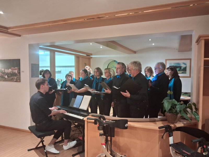 Die Mitglieder des Gospelchors singen gemeinsam